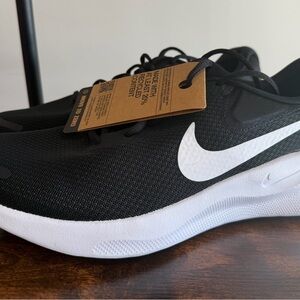 Nike Revolution Men Black and White Athletic Shoes Size 11.5 box No lid #71